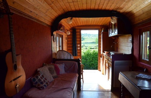 Dompierre-les-Ormes House | Original gîte in a traveling trailer, on private land near Cluny