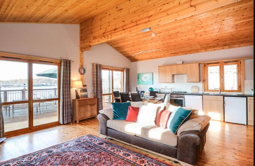 Tattershall Cottage | OSPREY LODGE, pet friendly in Tattershall Lakes Country Park