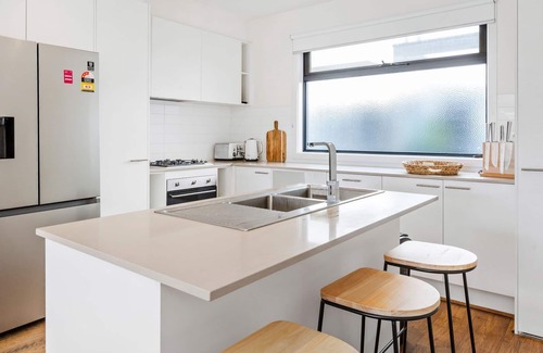 Mornington House | OSPREY - MORNINGTON. Walking distance to Mornington's cafe culture.