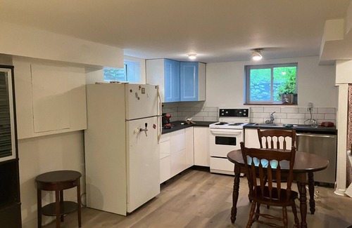 Alta Vista House | Ottawa apt beside park & close to Bank St. Great for couples with kids/pets