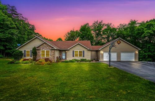 Berkeley Springs House | Otter Manor - Wifi - Fire Pit - Gameroom- Grill - Private Trail