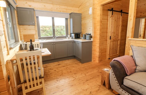North Bitchburn Cottage | OTTERS HOLT, pet friendly, with hot tub in Staindrop