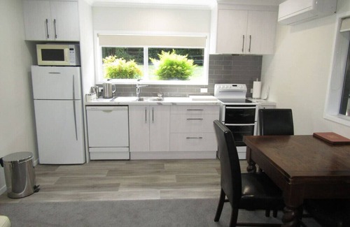 Two Mile Bay Condo | Otupai Getaway - Stylish & newly renovated flat