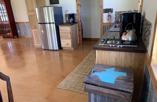 Willis House | Our Happy Place Farm - 2 Bedroom Cabin near Lake Conroe