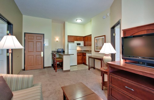 Glendale Sports and Entertainment District Condo | Outdoor Hot Tub + 24 Hour Fitness Center | Modern Suite in Glendale Sports District