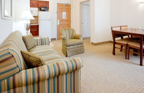 Durham Condo | Outdoor Pool + Free Breakfast + Free Wi-Fi | Close to UNC Chapel Hill University