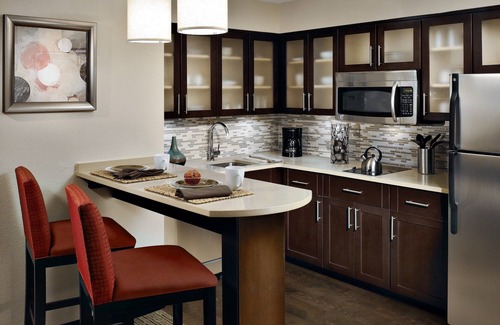 The Colony Condo | Outdoor Pool + Free Wi-Fi, Free Breakfast | Fully Equipped King Suite with a Balcony
