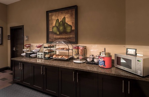 Irving Apartment | Outdoor Pool + Hot Tub + Free Breakfast | Near DFW Airport