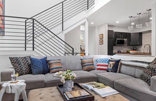 Jackson House | Outpost: Clark's Knoll 385 - Walk to Town Square
