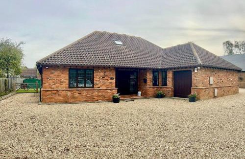 Bedford House | Outstanding 6 Bedroom House Cotton End, Bedford