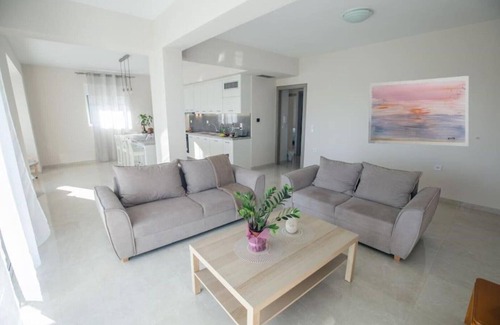 Lefkakia Condo | Over the horizon