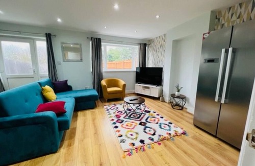 Northfield House | Overbury Lodge, Birmingham with Free Parking