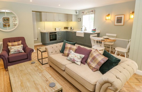 Little Hayfield Cottage | OVERLEA BARN, romantic, luxury holiday cottage in Hayfield