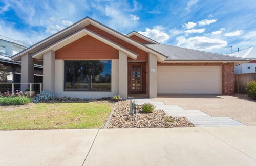 Yarrawonga House | Overlooking the Black Bull Golf Course
