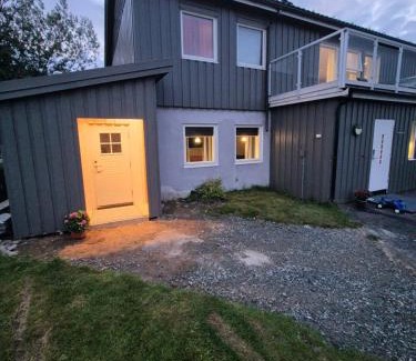 Lebesby Apartment | Overnatting Kjøllefjord, Hybelleilighet med kjøkkenkrok og eget bad