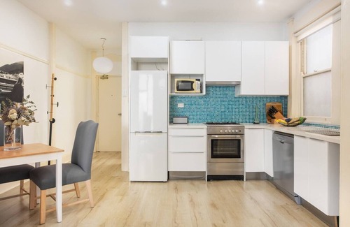 Kings Cross Apartment | Oversized Art Deco in Potts Point near Harbour