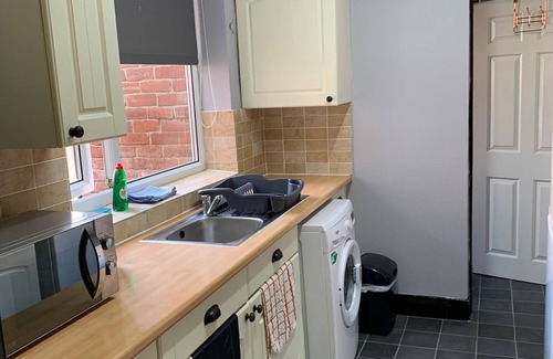 Newcastle-upon-Tyne Apartment | Ovington Grove 3 bedrooms fully furnished kitchen and free parking apartment