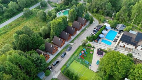 Wola Matiaszowa Ski Chalet | OW "Domki Matiaszówka" z PODGRZEWANYMI BASENAMI, kąpieliskiem ze zjeżdżalnią wodną, ogrodzonym placem zabaw i boiskiem