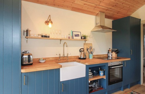 Hopton Castle Cottage | OWL'S HOLLOW, romantic, with open fire in Clun