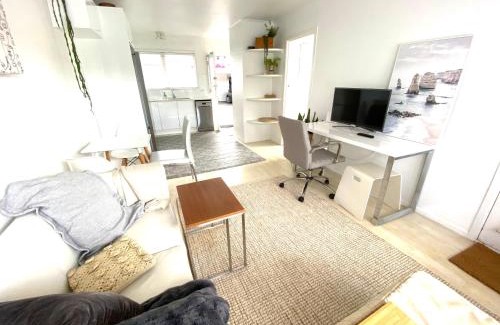 Mount Wellington Apartment | Own sunny quiet haven, own 1 bedroom house & garden with car park, central to Airport, CBD & Sylvia Park Mall