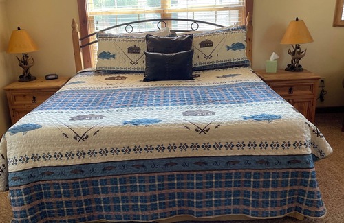 Branson West Cabin | OWNER PAYS PARKING FEES. Family Friendly Lodge Nestled in the Woods