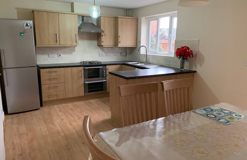 Iffley House | Oxford four beds family and pets friendly home with driveway parking