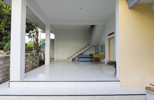 Rogojampi Hotel | OYO 2371 Islami Family Residence
