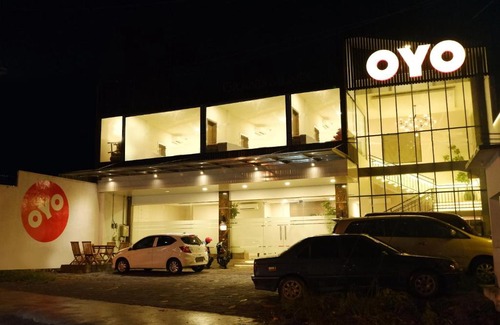 Tembalang Hotel | OYO 379 Grand Mundu