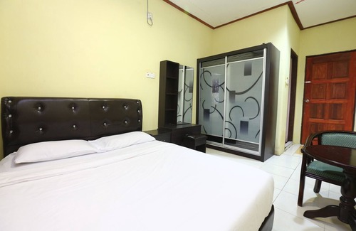 Kampung Ru Lima Hotel | OYO 89819 Raz Hotel Kelulut