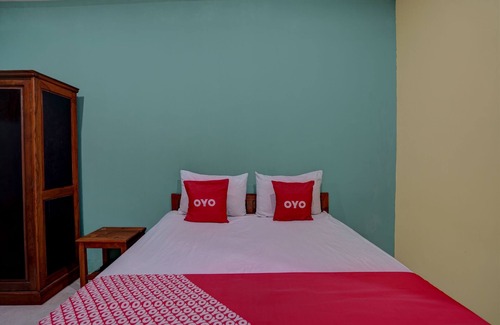 Gresik Hotel | OYO 92896 Hotel Sahabat Syariah Near Plasa Telkom Bawean