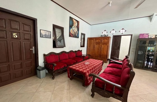 Gresik Hotel | OYO 93785 Aero Kost Bu Lisa Syariah Near Pasar Tradisional Lawang