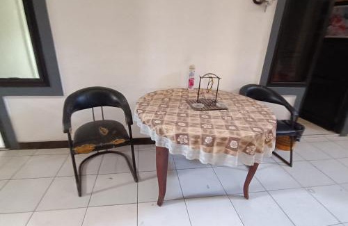 Tembalang Hotel | OYO 94700 Kd House