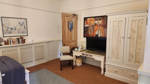 Trafford House | OYO Cornerstone Manor Hotel