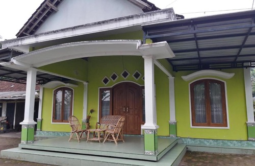 Turi Hotel | OYO Homes 91083 Desa Wisata Plosokuning Syariah
