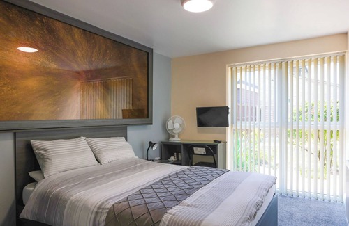 Uxbridge South House | OYO Honeycroft Lodge