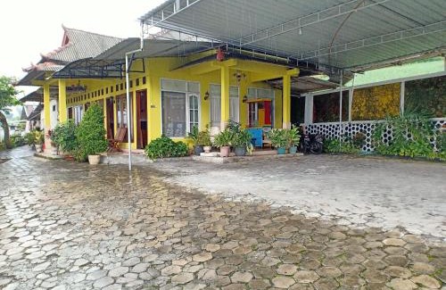 Plaosan Hotel | OYO Life 3020 Penginapan Citra Rasa