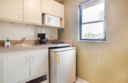 Caloosahatchee Hotel | OYO Waterfront Hotel - Cape Coral/Fort Myers, FL