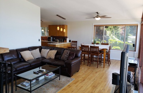 West Hills House | Oyster Bay Home, Located on Puget Sound Waterfront! (4 day minimum, 7 4holidays)
