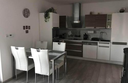 Krovi Apartment | Příjemný apartmán Křoví v rodinném domku se sdíleným bazénem, terasou a zahradou