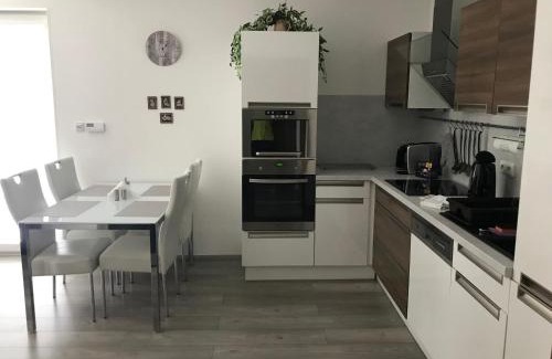 Krovi Apartment | Příjemný apartmán Křoví v rodinném domku se sdíleným bazénem, terasou a zahradou