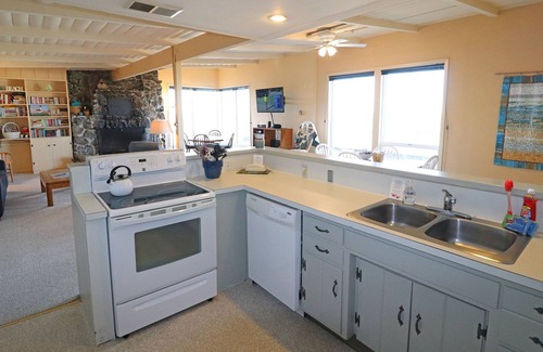 Bandon House | Pacific View: A cozy ocean-front house with the beach just steps away