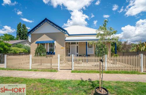 Orange Villa | Paddington Villa 1 - Free Wi-fi, Netflix