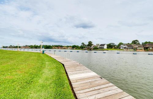 April Sound Apartment | Paddleboards, Life Vests Lake Conroe Getaway!