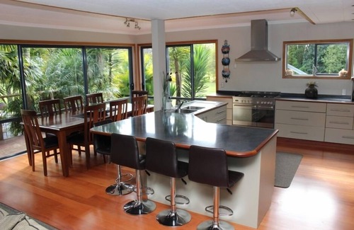 Haruru House | Paihia Waterfront Lodge, on the Waitangi River