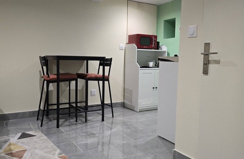 Bondy Apartment | Paisible Studio. Proche de Tout Commerces, Services et Transports