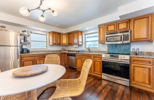 Galveston House | 𝐏𝐚𝐢𝐱 𝐁𝐥𝐞𝐮 Pool & Spa | 4 Bedroom | Pets | Modern Coastal Beach Home