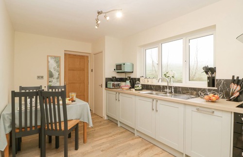 Hereford House | PALACE BUNGALOW, pet friendly, with open fire in St Weonards