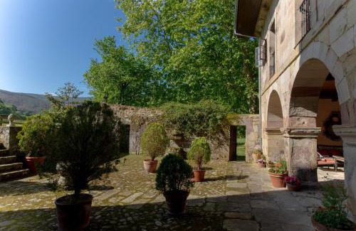 Treceno Villa | Palacio de Hualle
