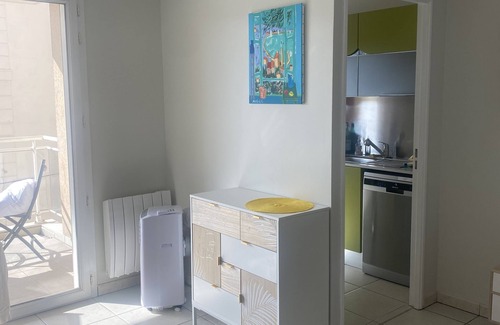 Cannes City Centre Apartment | PALAIS des FESTIVALS, 10 min walk, BEACHES, DOWNTOWN, TERRACE + SUV PARKING