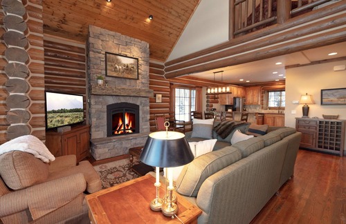 Victor House | Pale Morning Dun Cabin Radiant Heat, Pool Table/Ping Pong, Hot Tub & Fire Pit